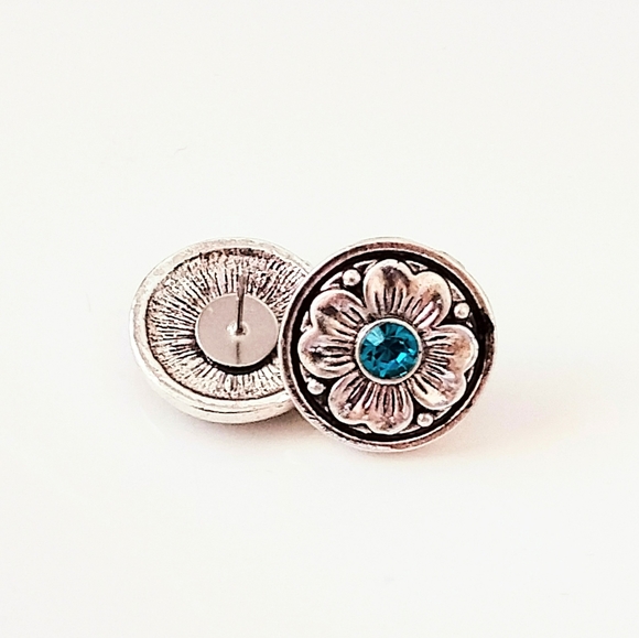 Rework+upcycled vintage button earrings - Picture 4 of 4